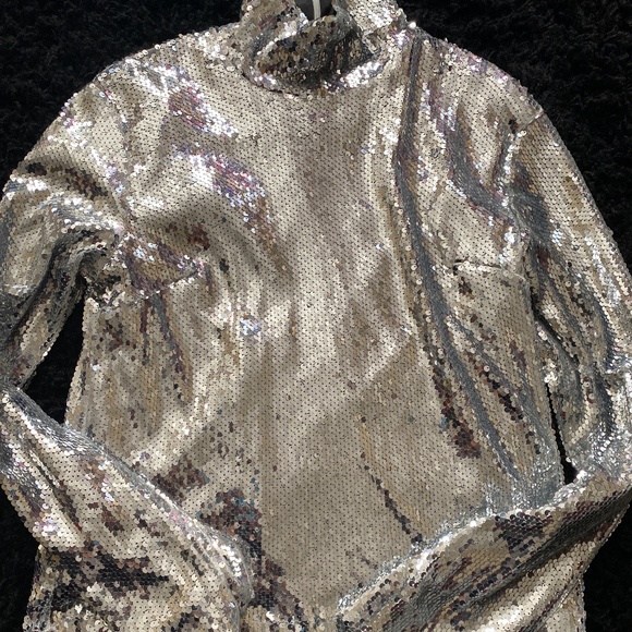 Tops - Fun silver turtleneck top